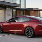 Fotografia realista de um sedan elétrico Tesla Model S na cor vermelho metálico,