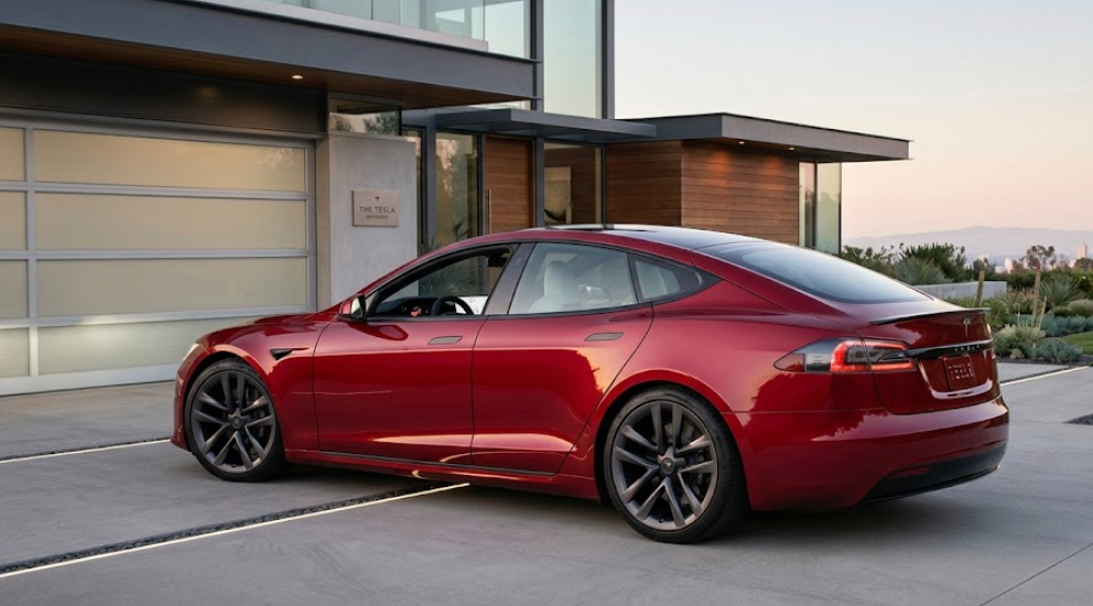 Fotografia realista de um sedan elétrico Tesla Model S na cor vermelho metálico,