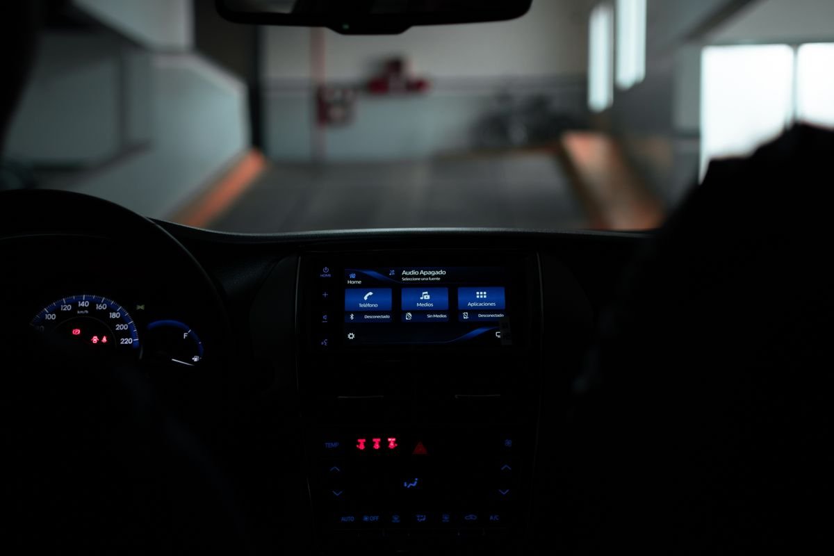 Painel digital de carro, item cada vez mais comum nas versões intermediárias de SUVs compactos