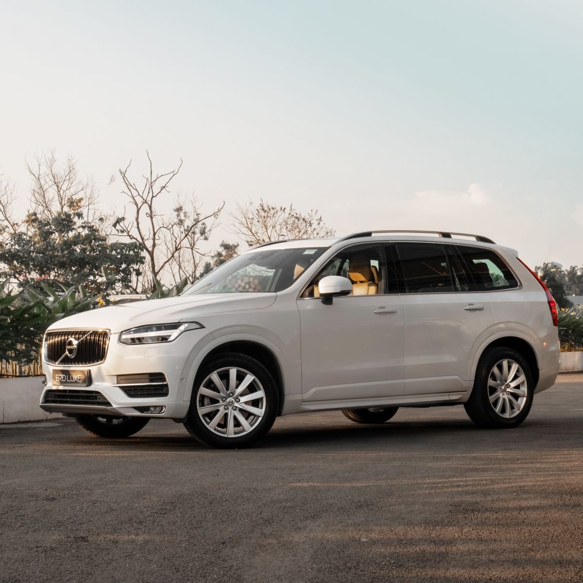 SUV compacto branco no segmento onde competem Creta, T-Cross e Tracker