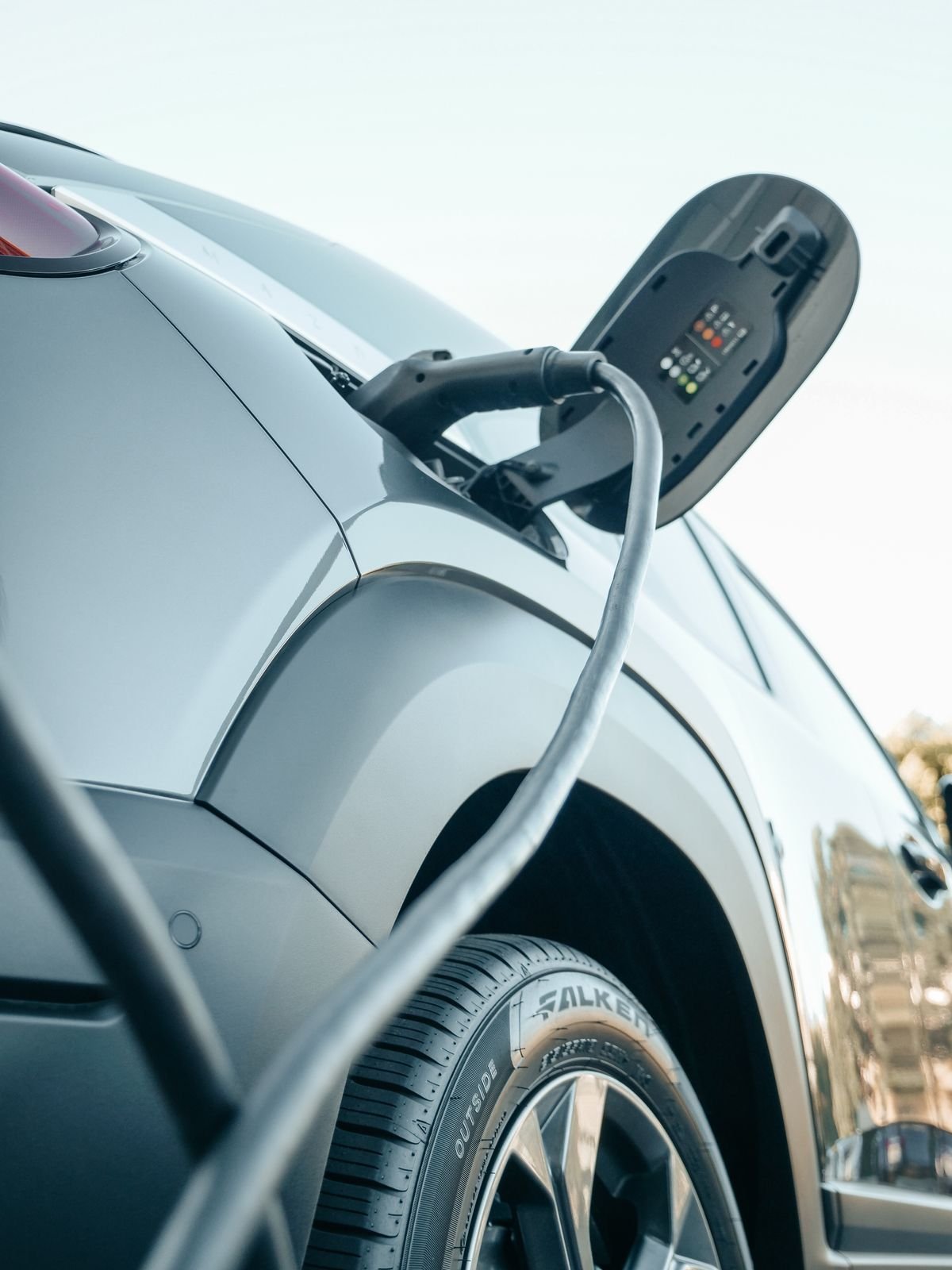 Carro elétrico conectado a carregador, cenário de recarga que reduz o custo por km rodado