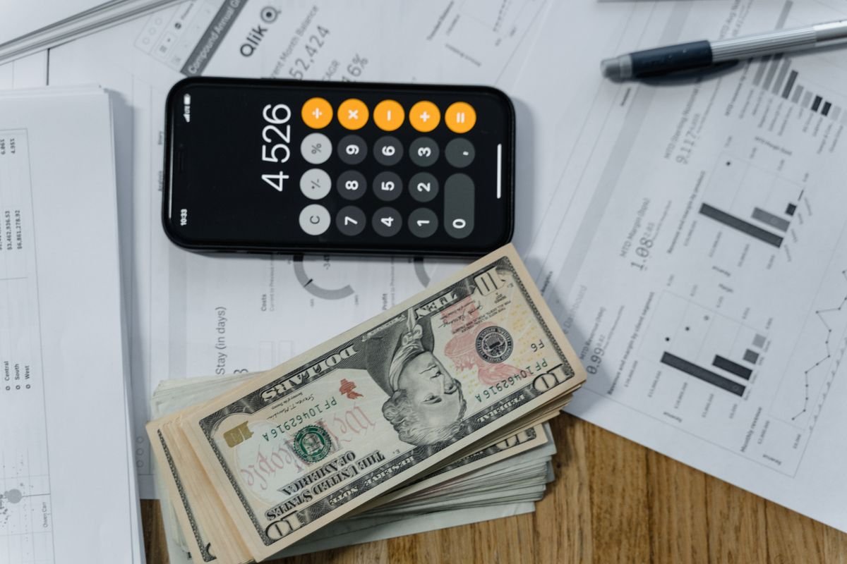 Calculadora sobre dinheiro, simbolizando o cálculo de quitação antecipada de financiamento